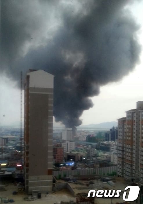 24일 오후 부산 사상구 감전동 한 물류창고에서 원인이 밝혀지지 않은 불이 났다.(사진제공=독자 권성준).2014.5.24© News1 