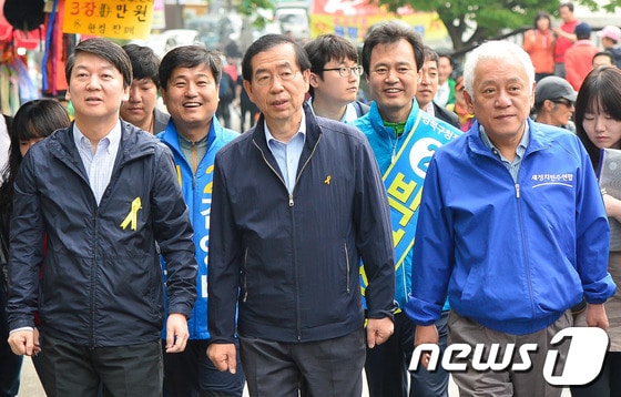 6·4 지방선거를 앞둔 지난 달 25일 오전 박원순 새정치민주연합 서울시장 후보가 김한길,안철수 공동대표와 함께 서울 도봉구 북한산 국립공원을 방문하고 있다. 2014.5.25/뉴스1 © News1   송은석 기자