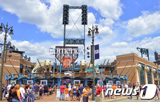 '여기 야구장 입구 맞아?' 디트로이트 타이거즈의 홈 구장인 코메리카 파크로 들어가는 길은 마치 놀이공원 같다. 커다란 백호 두 마리가 마치 광화문을 양쪽에서 지키고 있는 해태상을 보는 듯 하다. 입구부터 눈이 즐겁다. © News1 스포츠 디트로이트 =권현진 기자