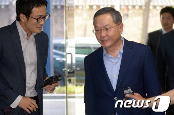 안대희 국무총리 후보자가 지난 25일 서울 종로구 정부서울청사 창성동별관으로 출근하고 있다. 2014.5.25/뉴스1 © News1   민경석 기자