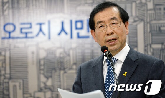 박원순 새정치민주엽합 서울시장 후보가 25일 오후 서울 종로5가 박원순 서울시장 후보 선거사무소에서 기자회견을 갖고 있다.박 후보는 기자회견에서