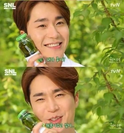 가수 조성모가 지난 24일 방송된 tvN 'SNL'에 출연해 매실 음료 CF를 재연했다. © tvN 'SNL' 방송 캡처  
