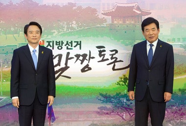 26일 오전 서울 상암동 YTN 사옥에서 열린 TV 토론회에 앞서 남경필 새누리당 경기도지사 후보와 김진표 새정치민주연합 경기도지사 후보가 나란히 서 있다. 2014.05.26/뉴스1 © News1   사진공동취재단 