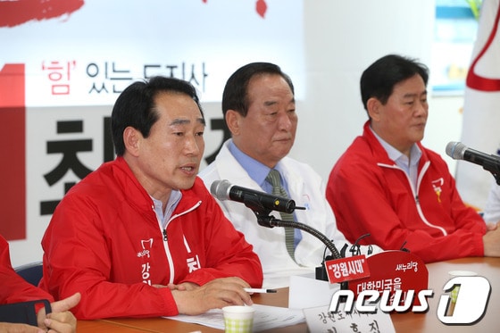 최흥집 새누리당 강원지사 후보가 26일 강원도 원주시 최흥집 강원도지사 후보 선거사무실에서 열린 새누리당 중앙선거대책위원회 회의에 참석해 모두발언을 하고 있다. 왼쪽부터 최흥집 후보, 서청원, 최경환 중앙선대위원장.(최흥집선거캠프) 2014.5.26/뉴스1   © News1   신효재 기자