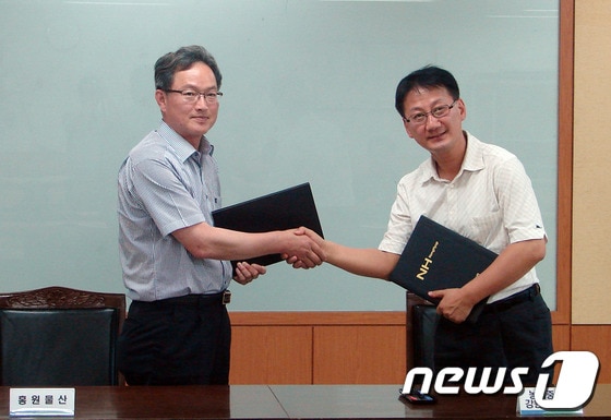 26일 오후 2시 강원 정선 토마토연구회는 농협중앙회 강원지역본부와 ‘토마토 수출계약“을 체결했다. (사진제공=정선군) 2014.5.26/뉴스1 © News1 하중천