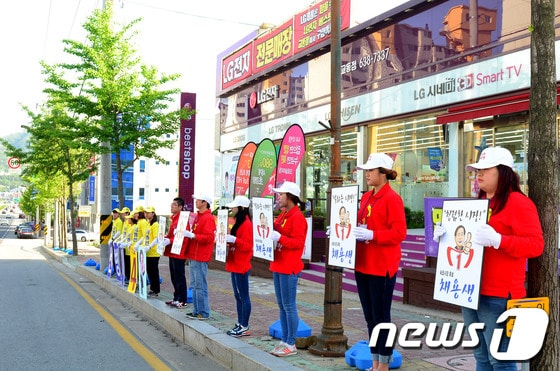 6·4지방선거 공식선거활동 5일째인 26일 새누리당 채용생 속초시장 후보 선거운동원들과 무소속 이병선 후보 선거운동원들이 만천사거리 한자리에 모여 선거유세를 펼치고 있다. 속초시장선거는 새누리당 채용생 후보, 무소속 이병선 후보 양자구도로 진행 중이다. 2014.5.26/뉴스1 © News1   엄용주 