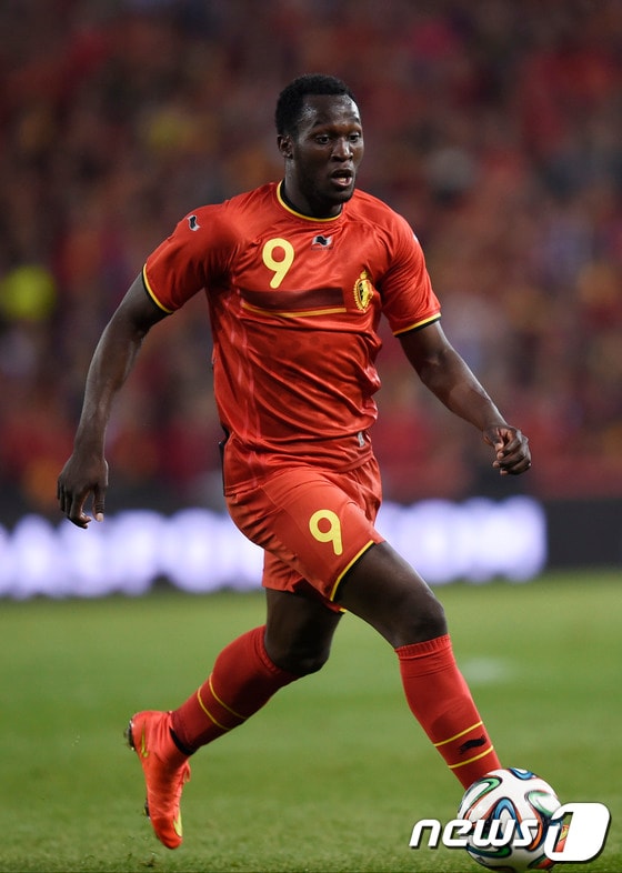  벨기에의 공격수 로멜루 루카쿠가 27일(한국시간) 벨기에 헹크의 크리스털 아레나에서 열린 룩셈부르크와의 평가전에서 드리블을 하고 있다. © AFP=News1  