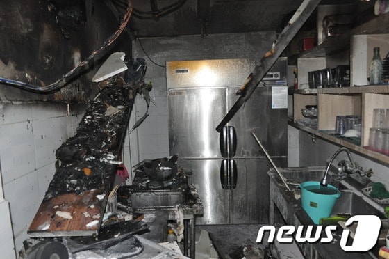 27일 0시9분께 경남 창원시 진해구의 한 노래방에서 발생한 화재현장.<창원소방본부 제공> © News1 