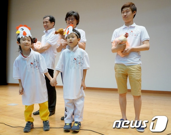 닭갈비 도시 춘천을 닭의 명품도시로 만들기 위한 다그로월드 협동조합이 27일 강원대학교 60주년기념관 국제회의실에서 '창립 및 닭도시 선포식'을 개최했다. 이날 닭모자를 쓴 아이들과 닭이 함께 서있고 닭 울음소리가 스피커를 통해 흘러나오고 있다.2014.5.27/뉴스1 © News1   황준 기자