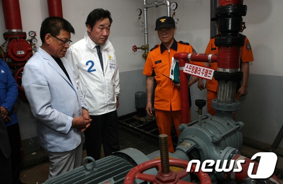 이낙연 전남도지사 후보는 27일 목포시 산정동 자유시장을 찾아 화재에 대비한 스프링쿨러 시설 작동여부 등을 점검했다./사진제공=이낙연 후보 사무소© News1 