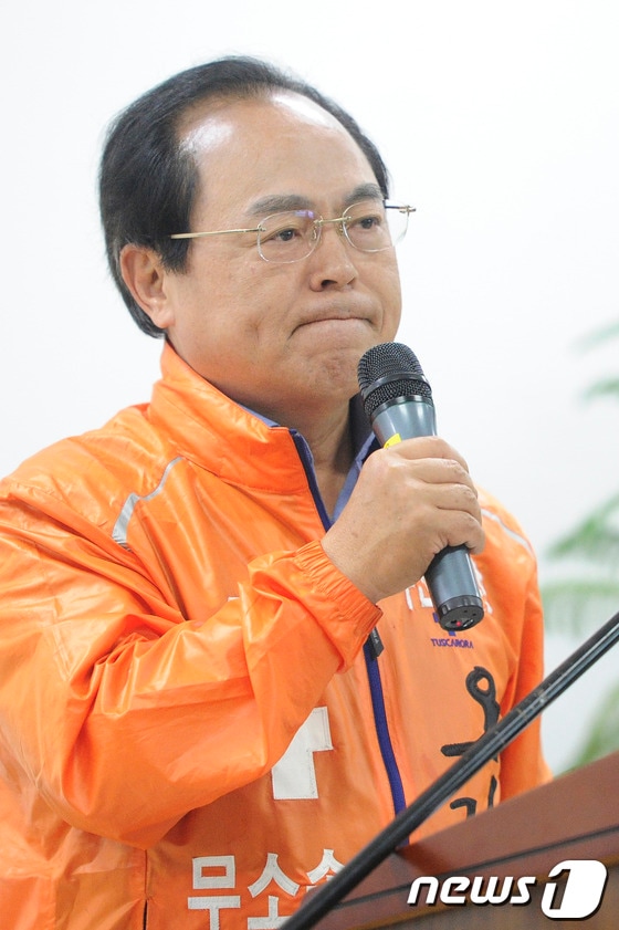 지난달 27일 오후 무소속 오거돈 부산시장후보가 연산동에 위치한 선거사무소에서 시민연합조직 발대식 중 발언을 하고 있다. 2014.5.27/뉴스1 © News1 여주연 기자