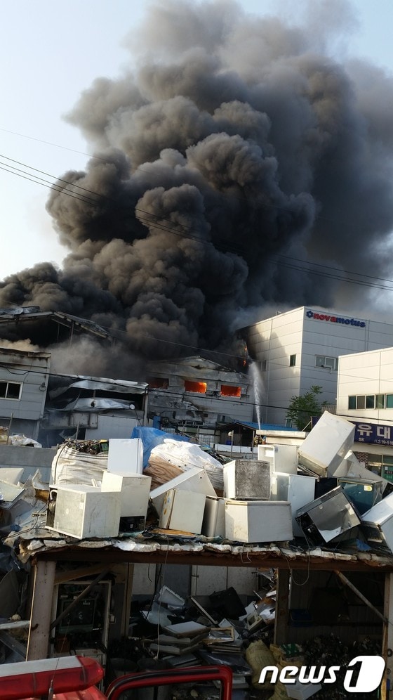 27일 오후 5시56분께 경기 시흥시 정왕동 산업폐기물 처리업체 3층짜리 건물에서 불이나 2시간 20여분만에 진화됐다.© News1