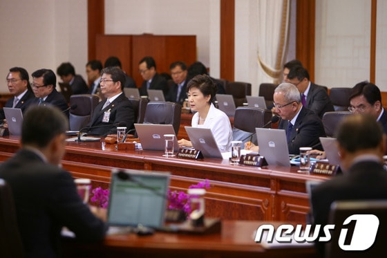 박근혜 대통령이 지난달 27일 청와대에서 열린 국무회의를 주재하며 교육ㆍ사회ㆍ문화 분야를 총괄하는 부총리직을 신설하는 정부조직개편 구상을 밝히고 있다. &#40;청와대 제공&#41; 2014.5.27/뉴스1 © News1 &#40;서울=뉴스1&#41;박철중 기자