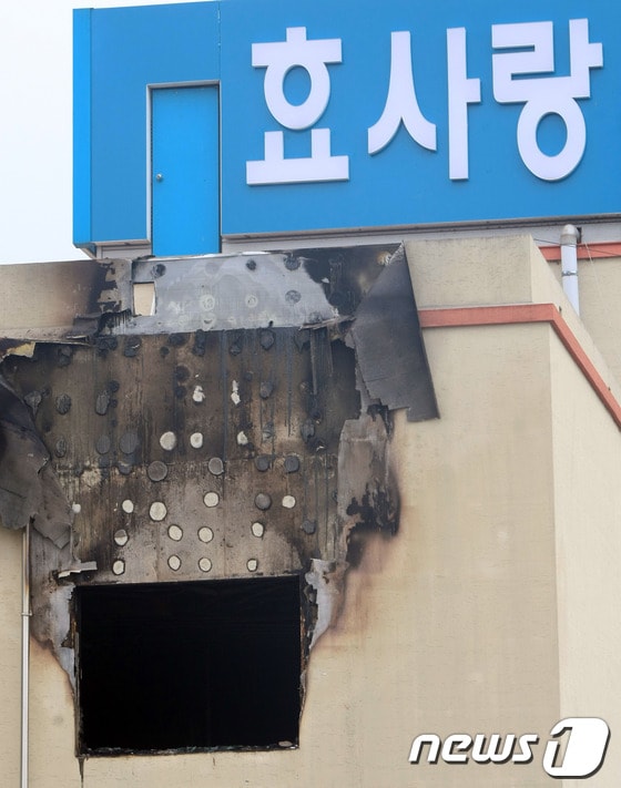 28일 오전 0시27분께 전남 장성의 한 요양병원에서 불이 나 치매를 앓고 있는 노인환자 등 21명이 숨지고 7명이 부상했다.2014.5.28/뉴스1 © News1 송대웅 기자