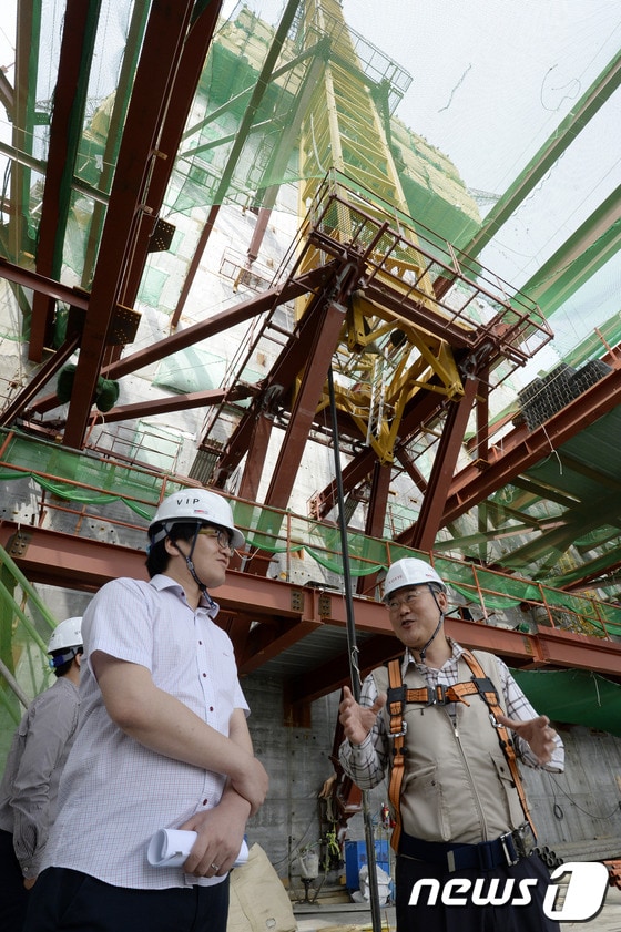 김종식 제2롯데월드 총괄 현장소장이 28일 서울 송파구 잠실 제2롯데월드 초고층타워 57층 공사현장에서 뉴스1과 인터뷰 중 현장 설명을 하고 있다. 2014.5.28/뉴스1 © News1 안은나 기자