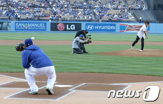 28일(한국시간) LA 다저스 '한국의 밤' 기념 행사에서 박찬호(41)가 던진 시구를 류현진(27)이 받고 있다. © AFP=News1