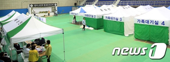 장성요양병원 화재사고 희생자들의 합동분향소가 마련된 장성군 장성읍 홍길동실내체육관.2014.5.28/뉴스1 © News1 송대웅 기자