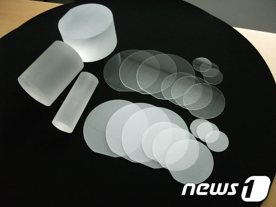 일진디스플레이가 생산하는 사파이어 잉곳(좌)과 사파이어 웨이퍼.(일진 제공)© News1
