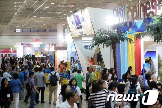 29일 서울 강남구 삼성동 코엑스에서 개막한 한국국제관광전을 찾은 관람객들이 세계 각국의 홍보부스를 돌아보고 있다.올해로 29회째를 맞는 한국국제관광전은 국내외 관광기구들이 참여하는 대표적인 관광박람회로써 세계 60개국 500개 기관 및 단체가 참가했다. 2014.5.29/뉴스1 © News1   한재호 기자