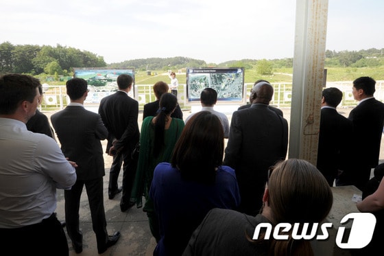 평창동계올림픽 조직위원회가 29일 강원 평창군 알펜시아 리조트에서 개최한 주한 외국대사 초청 설명회에 참석한 외국 공관장들이 빙상경기장이 들어서는 강릉 코스탈 클러스터를 둘러보고 있다.조직위는 이날 올림픽이 개최될 경기장과 선수들이 머물게 될 선수촌 건설현장을 방문하는 베뉴 투어 시간을 마련해 올림픽 열기를 몸소 느껴볼 수 있는 기회를 제공했다. 2014.5.29/뉴스1 © News1 서근영 기자