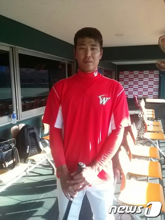 SK와이번스 한동민이 29일 목동 넥센전을 앞두고 1루 더그아웃에서 짧은 인터뷰를 가졌다. 한방을 노리는 해결사보다 타순의 연결고리로 자리매김하고 싶다고 밝혔다. © News1스포츠 목동=임성윤 기자