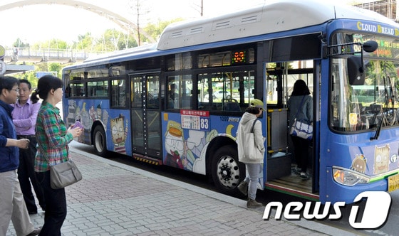 3일 춘천의 대표적인 애니메이션 &#39;구름빵&#39;을 디자인으로 한 시내버스가 손님을 태우고 있다.2014.5.3/뉴스1 © News1   황준 기자