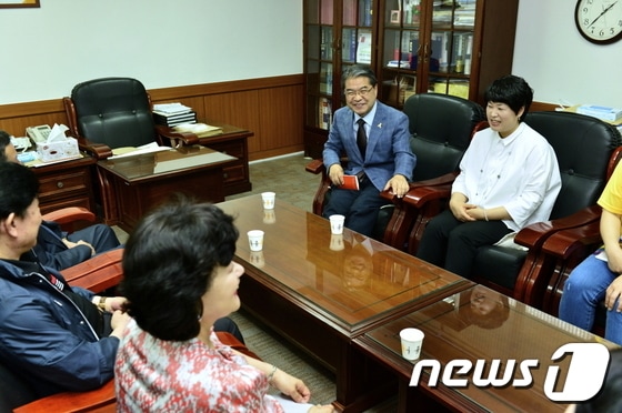 이재정 경기도교육감 후보는 30일 성남 성일정보고를 방문, 학교관게자와 간담회를 갖고 있다./사진제공=이재정 후보 선거사무소 © News1  