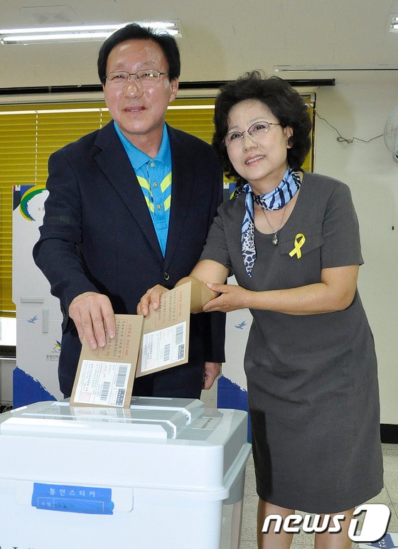 민병희&#40;왼&#41; 강원도교육감은 부인 김경숙&#40;오&#41; 여사와 30일 오전 강원 춘천시 후평3동 주민센터에서 사전 투표를 하고 있다. 2014.5.30/뉴스1 © News1   이예지 기자