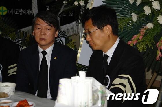 30일 오전 안철수 새정치민주연합 대표가 부친상 중인 최성 고양시장 후보 빈소를 찾아 조문한 뒤 이야기를 나누고 있다. © News1