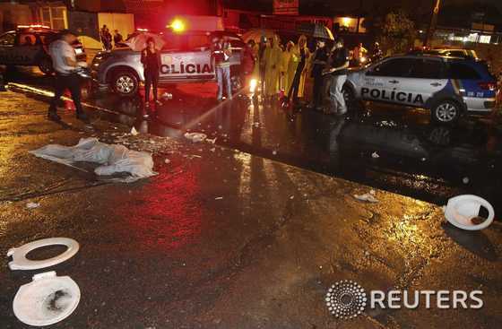 3일(현지시간) 브라질 헤시피의 아루다 스타디움에서 축구경기가 진행되는 가운데  팬들간에 싸움이 발생해 그중 한 명이 변기에  맞아 숨졌다. © 로이터=뉴스1  