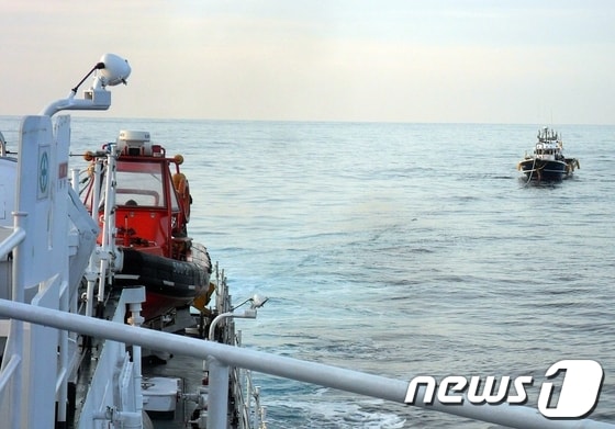 서구포해양경찰서는 지난 3일 밤 10시경 제주시 우도 남동방 46㎞ 해상에서 불이 나 표류하던 여수선적 낚시어선 A(6.77t급·사진 오른쪽)호를 예인했다고 4일 밝혔다. (서귀포해양경찰서 제공) © News1 이상민 기자
