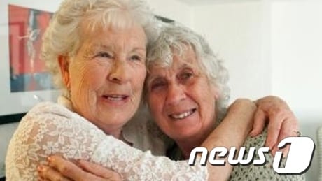 쌍둥이 자매인 엘리자베스 하멜(좌)과 앤 헌트(우)가 1일(현지시간) 미국 캘리포니아주 풀러턴시에서 78년만에 만나 서로 포옹하고 있다. © News1 