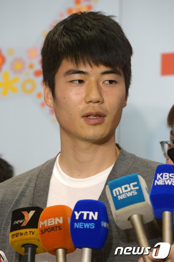 영국 프로축구 프리미어리그 선덜랜드에서 활약하고 있는 기성용이 6일 오후 인천국제공항을 통해 귀국한 후 취재진의 질문에 답하고 있다. 3014.5.6/뉴스1 © News1 민경석 기자