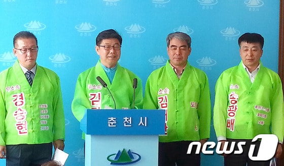 7일 지역정치 독립연대는 시청 열린공간에서 '시민이 주인인 춘천만들기에서 제시한 시민정책을 모두 수용하겠다'는 기자회견을 열었다.(사진제공=지역정치 독립연대)2014.5.7/뉴스1© News1 황준 기자  