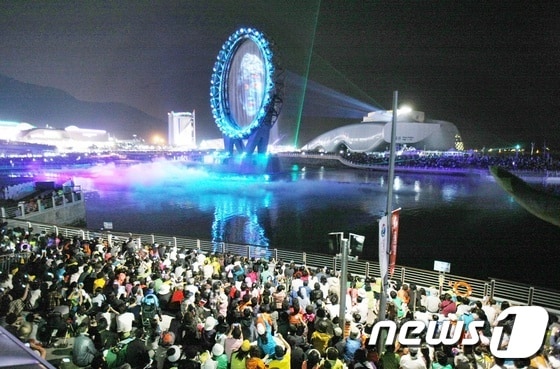 황금연휴 기간인 3일부터 6일까지 여수세계박람회장 등 전남 여수 주요 관광지에 37만여명의 관광객들이 찾아 인산인해를 이뤘다. © News1 김상렬 기자