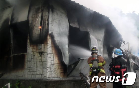 8일 오전 10시 17분께 양양군 양양읍 청곡리 마을회관 건너편 조립식 주택에서 불이나 소방대원이 진화작업을 벌이고 있다. 불은 주택 99㎡를 모두 태우고 3000만원(소방서추산) 상당의 재산피해를 낸 뒤 1시간 10여분 만에 꺼졌다.(속초소방서 제공) 2014.5.8/뉴스1 © News1 이예지 기자