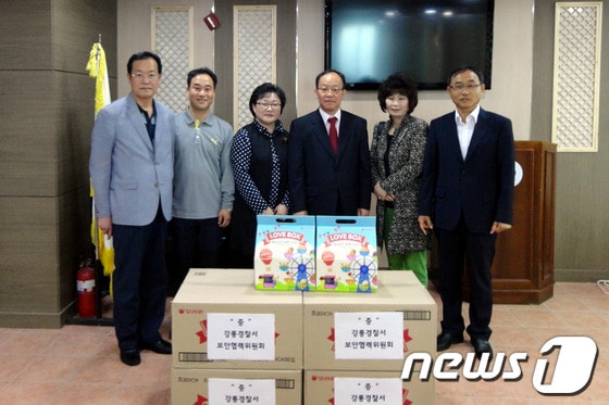 8일 강릉경찰서 보안협력위원회(위원장 박용준)는 종합사회복지관에서 탈북민과 이들 자녀를 대상으로 어버이날 행사를 시행했다. 2014.5.8/뉴스1 © News1   서근영 기자