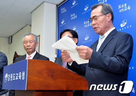 강원 교육계 원로 333명을 공동대표하는 김종호 전 횡계초교 교장이 김광래 예비후보 지지선언문을 읽고 있다. 2014.5.8/뉴스1 © News1 이예지 기자