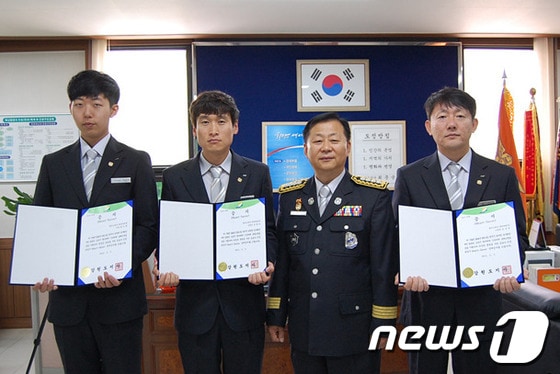 원주소방서(서장 김상철)는 9일 오전 9시 서장실에서 구급대원 3명에게 하트세이버 배지와 증서를 수여했다. 왼쪽부터 최우현 수방, 김광호 소방교, 김상철 서장, 김상규 소방위.(사진제공=원주소방서).2014.5.9/뉴스1 © News1 권혜민 기자