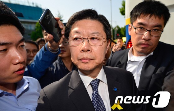 길환영 KBS 사장이 김시곤 보도국장의 막말 파문과 관련 지난 9일 오후 서울 종로구 청운 효자동 사무소 앞에서 농성중인 세월호 유가족들에게 사과의 말을 전한 뒤 청와대 방향으로 떠나고 있다. /뉴스1 © News1   송은석 기자