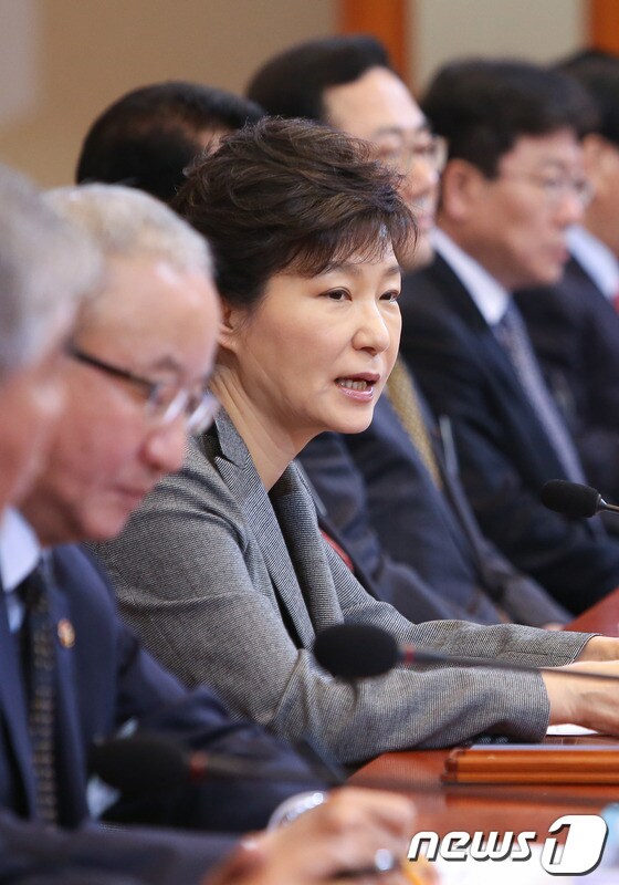 박근혜 대통령이 9일 오전 청와대에서 열린 긴급민생대책회의에서 모두발언을 하고 있다.박 대통령은 이날 회의에서 세월호 참사의 여파로 매출 손실 등의 영향을 받고 있는 여행·숙박·외식업계, 그리고 전통시장과 소상공인 대표들도 자리를 함께해 정부 당국의 실질적인 지원 방안 마련을 당부한 것으로 알려졌다. &#40;청와대 제공&#41; 2014.5.9/뉴스1 © News1   박철중 기자