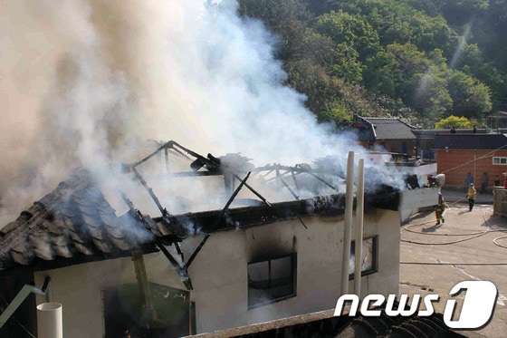 9일 오전 4시 3분께 강원 삼척시 교동 뒷나루길 인근 주택에서 불이나 집주인 박모씨(45)가 숨졌다. 불은 주택 82.5㎡와 집기류 등이 모두 타 2400여만원 상당의 재산피해를 낸 뒤 20여분 만에 꺼졌다.(사진제공=삼척소방서) 2014.5.9/뉴스1 © News1