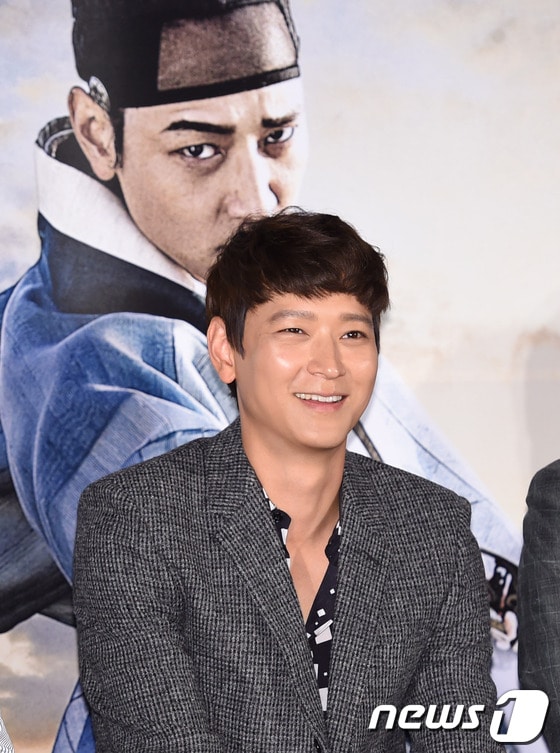 배우 강동원이 10일 오전 서울 강남구 삼성동 메가박스 코엑스에서 열린 영화 ‘군도:민란의 시대’(감독 윤종빈) 제작보고회에 참석해 매력적인 미소를 짓고 있다.‘군도:민란의 시대’는 조선 후기, 탐관오리들이 판치는 망할 세상을 통쾌하게 뒤집는 의적들의 액션활극으로 배우 하정우와 강동원을 비롯해 이성민, 조진웅, 마동석, 윤지혜, 정만식, 김성균, 김재영 등이 출연한다. 개봉은 7월 23일. © News1 