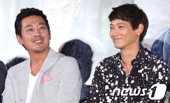 배우 하정우, 강동원이 10일 오전 서울 강남구 삼성동 메가박스 코엑스에서 열린 영화 '군도:민란의 시대' 제작보고회에서 미소를 짓고 있다. 2014.6.10 스타뉴스/뉴스1  © News1   