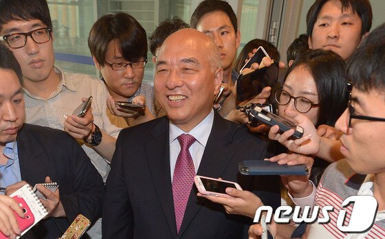 문창극 국무총리 후보 내정자가 10일 서울 관악구 서울대학교 연구실에서 기자회견을 마친 뒤 취재진의 질문에 답하고 있다. 박근혜 대통령은 이날 국무총리에 문창극 서울대학교 언론정보학과 초빙교수를 내정했다. 2014.6.10/뉴스1 © News1   송은석 기자