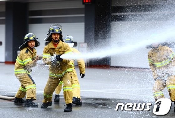 10일 강원도 소방학교에서 '제27회 강원도 소방기술·전술경연대회'가 열린 가운데 소방대원들이 화재진압 경연에 참여하고 있다.선수 및 관계자 등 500여명이 참여하는 이번 경연는 속도방수 및 고층건물화재진압, 최강소방관경기, 심폐소생술 등 3분야에서 소방왕을 선발, 오는 10월에 열리는 전국소방기술경연대회에 도 대표로 출전하게 된다. (강원도소방본부 제공) 2014.6.9/뉴스1 © News1 이예지 기자