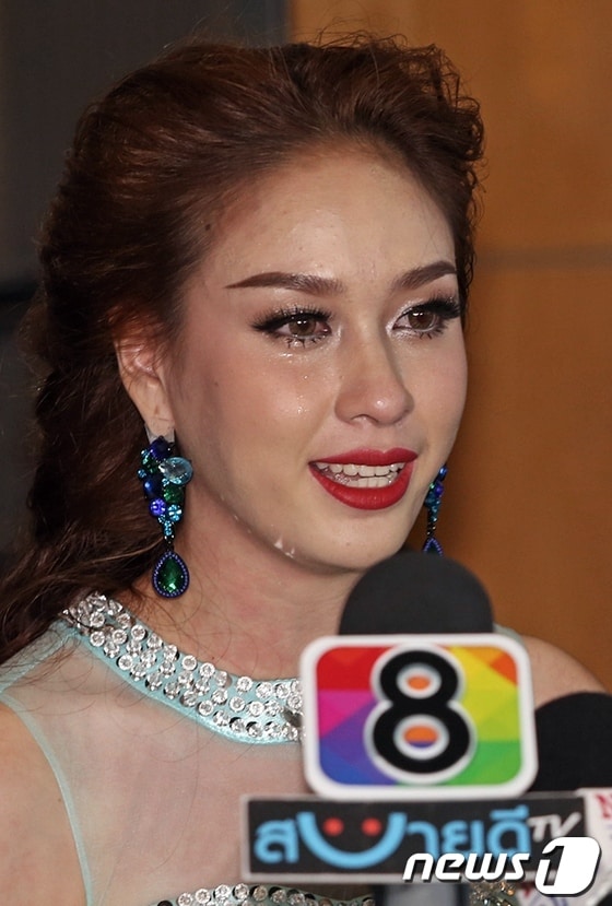 웰루리 딧사야밧이 9일(현지시간) 기자회견을 갖고 미스 유니버스 태국 타이틀을 포기한다고 밝혔다. ©AFP=뉴스1