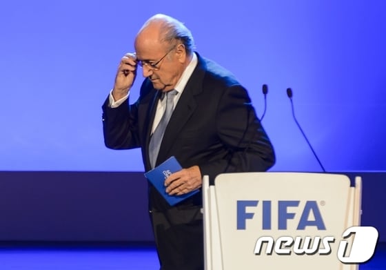 축구종가 잉글랜드축구협회(FA)가 국제축구연맹(FIFA)을 향해 비리 조사보고서 원문 공개를 요구했다. 사진은 제프 블래터 FIFA 회장 ⓒ AFP=News1