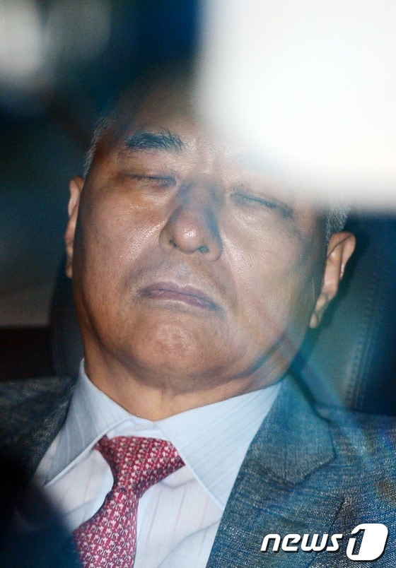 문창극 국무총리 후보자가 12일 오후 저녁식사를 하기 위해 서울 종로구 정부서울청사 창성동 별관을 나와 차량에 탑승해 눈을 감고 생각에 잠겨 있다.문창극 국무총리 후보자가 12일 오후 저녁식사를 하기 위해 서울 종로구 정부서울청사 창성동 별관을 나와 차량에 탑승해 눈을 감고 생각에 잠겨 있다. © News1 허경 기자