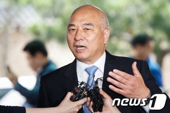 문창극 국무총리 후보자가 12일 정부서울청사 창성동 별관으로 출근하며 취재진의 질문에 답하고 있다. 2014.6.13/뉴스1 © News1 유승관 기자